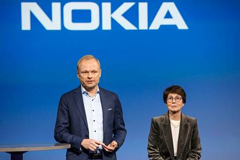 Pekka Lundmark ja Sari Baldauf kuvattiin Nokian tiedotustilaisuudessa 2020.