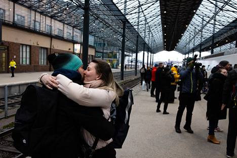 Tom suuteli Anastasiaa tämän saavuttua Allegro-junalla Helsinkiin. 