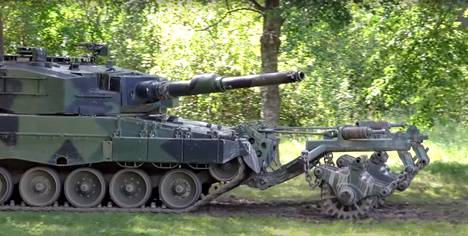 Urdan-miinajyrä asennetaan Leopard-taistelupanssarivaunun eteen, jossa se räjäyttää tai murskaa mahdolliset miinat.