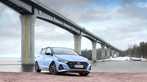 Hyundain N-sarjan tehomallien tehosteväri on nimeltään Performance Blue. Auto kuvattiin Vekaransalmen sillan kupeessa Sulkavalla.
