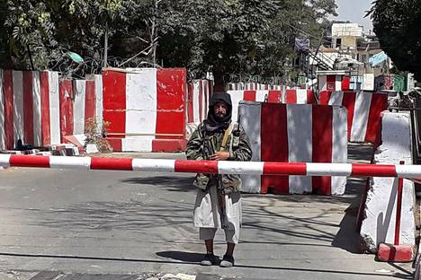 Taleban-taistelija poliisipäämajan edessä Ghaznin kaupungissa, 150 kilometrin päässä pääkaupungista Kabulista, 12. elokuuta. 