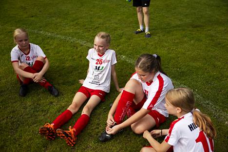 Friendships before the start of the game. In the photo, from the left, Elsa Lassila, Venla Viitanen, Vilhelmiina Laine and Martta Hilander.