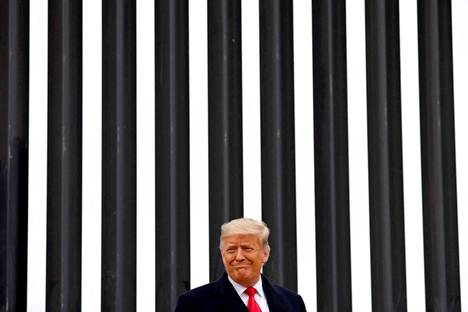 Yhdysvaltojen entinen presidentti Donald Trump kuvattuna rajamuurilla Meksikon rajalla vuonna 2021.