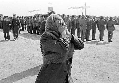 Epätoivoinen äiti peittää kasvonsa etsiessään poikaansa Afganistanista vetäytyneiden neuvostosotilaiden joukosta Neuvostoliittoon kuuluneessa Uzbekistanissa keväällä 1989.