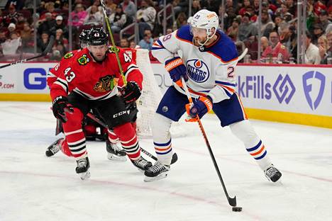 Edmonton Oilersin Leon Draisaitl (oik.) laukoi Edmonton Oilersin voittomaalin Colin Blackwellin edustamaa Chicago Blackhawksia vastaan ja siirtyi Oilersin seurahistorian vieraspelien voittomaalitilastossa kolmanneksi ohi Jari Kurrin.
