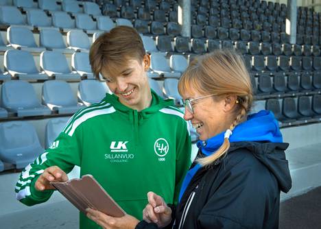 Rasmus Vehmaa käy suorituksia läpi valmentaja Kati Minkkisen kanssa.