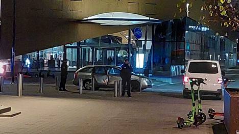 Poliisi etsi asetta autosta, joka oli keskustakirjasto Oodin edustalla.
