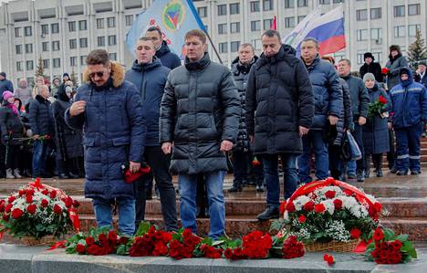 Venäläiset kokoontuivat suremaan Makijivkan iskussa kuolleita venäläissotilaita Venäjän Samarassa tiistaina. Uutistoimisto AFP:n mukaan iskussa kuolleet sotilaat olivat suurimmaksi osaksi Samarasta.