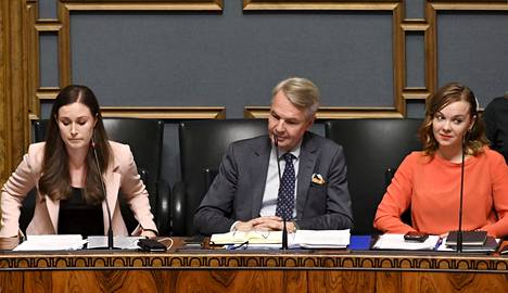 Pääministeri Sanna Marin (sd), ulkoministeri Pekka Haavisto (vihr) ja valtiovarainministeri Katri Kulmuni (kesk) eduskunnan täysistunnossa tiistaina vastamassa täysistunnossa opposition välikysymykseen.