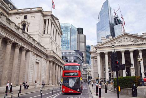 Bussi ajoi Britannian keskuspankin ohi Lontoossa torstaina.