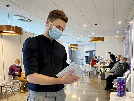 Lääkäreiden mukaan Virossa voidaan joutua tilanteeseen, jossa hoidettavaa potilasta valitessa on huomioitava myös rokotesuoja. Kuvassa rokotekoordinaattori Erki Limbak rokotusklinikalla Tallinnassa 28. lokakuuta.