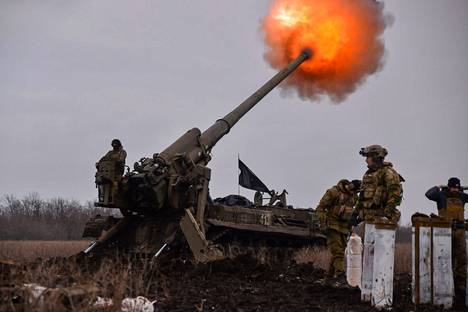Ukrainan tykkimiehet ampuvat kohti venäläisten asemia Bahmutissa. 