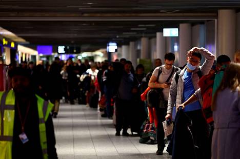Lentomatkustajia jumissa Frankfurtin lentoasemalla keskiviikkona.