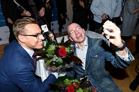 Ex-pääministeri Alexander Stubbin ja Karo Hämäläinen, jonka kirjoittama Stubbin elämäkerta Alex on ehdolla Tietokirjallisuuden Finlandia-palkinnon saajaksi, ottivat selfien ehdokkaiden julkistamistilaisuudessa Helsingissä maanantaina.