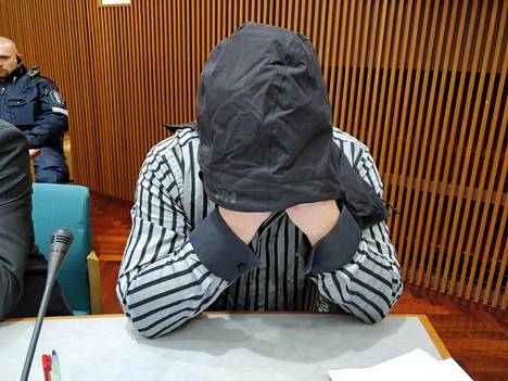 Sammatin henkirikoksesta syytetty mies peitti kasvonsa oikeudenkäynnin alussa 14. tammikuuta Länsi-Uudenmaan käräjäoikeudessa Lohjalla.