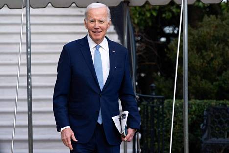Yhdysvaltain presidentti Joe Biden Valkoisen talon edustalla perjantaina.