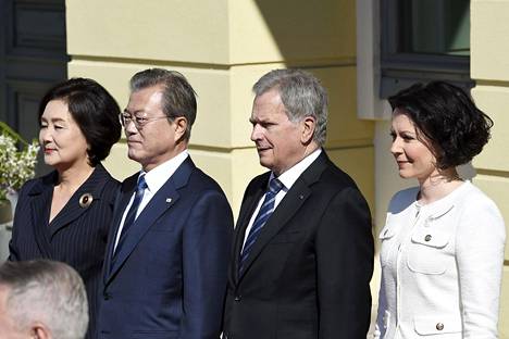 Korean presidentti Moon Jae-In (toinen vasemmalta) vierailee puolisonsa Kim Jung-Sookin kanssa sunnuntaista tiistaihin.