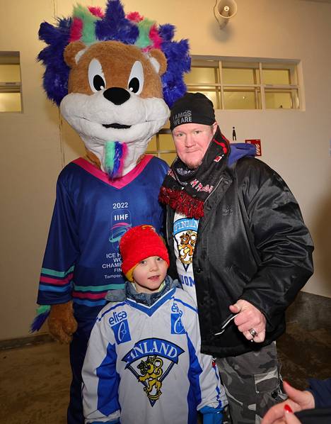 Miro, 7, and Antti Lattunen are posing with the lion. "It's great to be here!  I have compared Finland's Olympic gold to when Finland won in 1995. The game was just as emotional"Says Antti Lattunen.