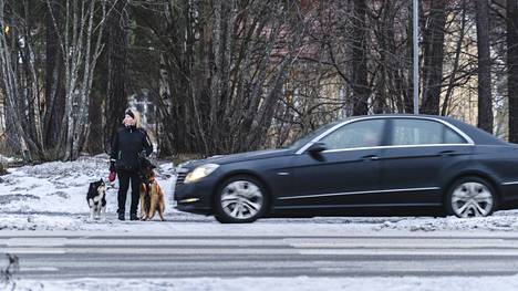 Jaana Suominen ylittämässä Kaskentietä suojatietä pitkin. Hän oli jäädä samaisessa paikassa auton alle tiistaina. 