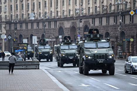 Ukrainalaiset sotilasajoneuvot ajoivat Itsenäisyydenaukion ohi Kiovassa 24. helmikuuta. 