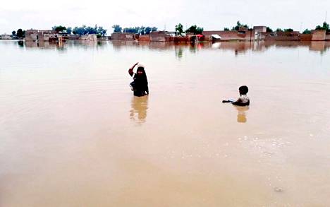 Kesäkuun alussa alkaneiden monsuunisateiden aiheuttamat tulvat ovat Pakistanin pääministerin kanslian mukaan vaikuttaneet ainakin 33 miljoonaan ihmiseen. Kuva Naunderosta 27. elokuuta. 