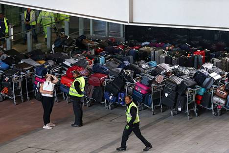 Lontoon Heathrow’n lentokentällä matkatavaroiden luovutusalue on ollut tukossa erityisesti terminaali 2:ssa. Kuva on otettu sunnuntaina 19. kesäkuuta.