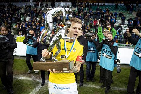 Petteri Pennanen juhli viime kauden päätteeksi Kuopion Palloseuran paidassa Suomen mestaruutta.