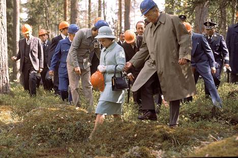Suomi-vierailullaan Elisabet pääsi rämpimään metsässä. Metsurinkypärää hän kantoi vain kädessään. Kuvassa oikealla on Tehdaspuun silloinen metsäpäällikkö Topi Heikkerö.