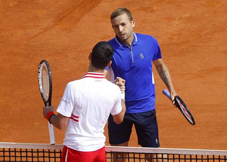 Tenniksen maailmantilaston ykkösmies Novak Đoković (edessä) kärsi torstaina vuoden 2021 ensimmäisen tappionsa, kun Dan Evans kukisti hänet suoraan kahdessa erässä.