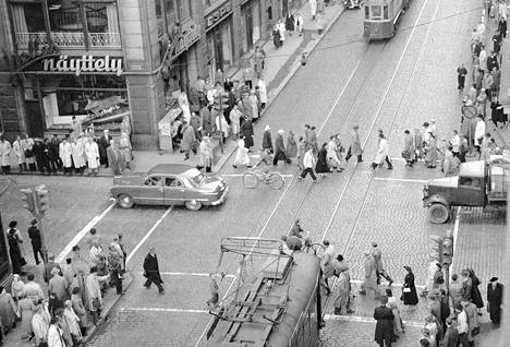 Kaupunkilaiset ylittivät Aleksanterinkatua suojatietä pitkin Helsingissä vuonna 1953.
