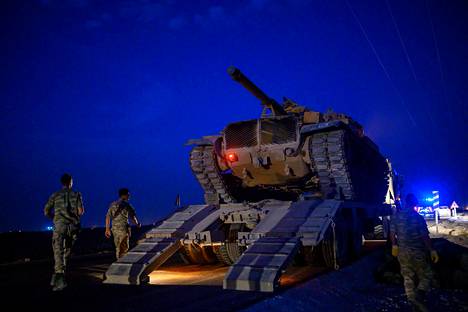 Turkin armeijan panssarivaunu oli matkalla kohti Syyrian-vastaista rajaa tiistaina Turkin Akçakalessa.