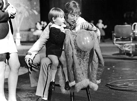 Isä, John Lennon, pukeutuu hassuun hippietyyliin, mutta poika, Julian, näyttää pitävän enemmän klassillisesta herrasmiestyylistä. Yhteinen mietiskely käytiin filmaustauolla.