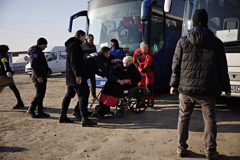 Naista autettiin Bukarestin-bussiin Palancan raja-aseman lähistöllä maanantaina. 