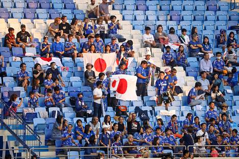 Japanilaiskannattajat jättävät paikat siisteiksi lähtiessään. Kuva MM-turnausta edeltäneestä maaottelusta Kanadaa vastaan 17. marraskuuta Dubaissa.