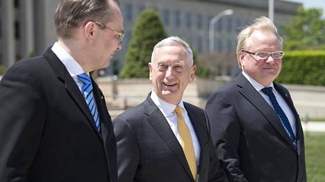 Suomen, Yhdysvaltojen ja Ruotsin puolustusministerit Jussi Niinistö, Jim Mattis ja Peter Hultqvist allekirjoittivat julistuksen puolustusyhteistyöstä Washingtonissa 8. toukokuuta.