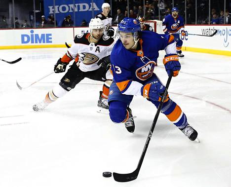 Mathew Barzalista tuli New York Islandersin seurahistorian nuorin hattutempun tehnyt pelaaja sitten John Tavaresin ja vuoden 2011.