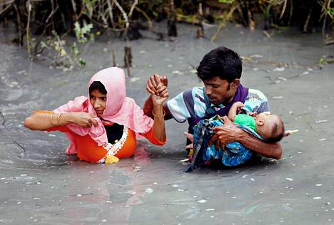 Rohingyapakolaiset kantoivat lastaan rajajoen yli Myanmarista Teknafin alueelle Bangladeshiin viime syyskuussa.