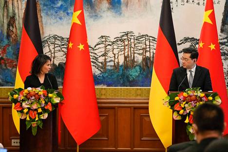 Annalena Baerbock ja Kiinan ulkoministeri Qin Gang Pekingissä perjantaina.