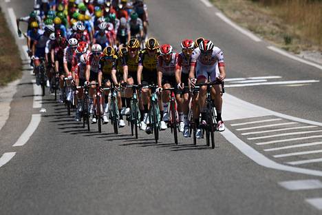 Tour de Francen pyöräilijöitä reitillä tiistaina.