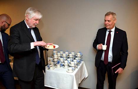 Erkki Tuomioja ja Antti Rinne Sdp:n eduskuntaryhmän järjestäytymiskokouksessa torstaina.