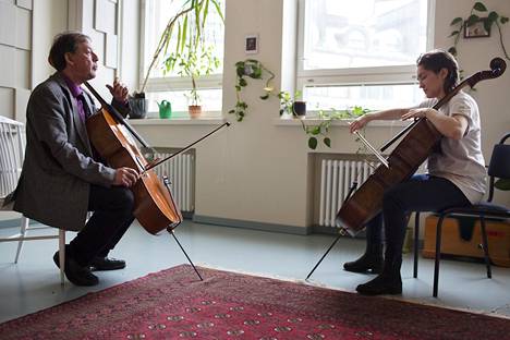 Hannu Kiiski piti viime viikolla sellotunnin puolalaiselle vaihto-opiskelijalle Joanna Cieslakille Sibelius-Akatemiassa.