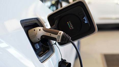 Uusi laskuri paljastaa viimein, missä ajassa sähköautosta tulee polttomoottoria halvempi ja ympäristöystävällisempi
