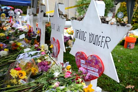 Pittsburghin synagogajoukkomurhan uhreja muistettiin kukilla marraskuun alussa.