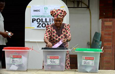 Nainen äänesti lauantaina Lagosissa Nigeriassa.