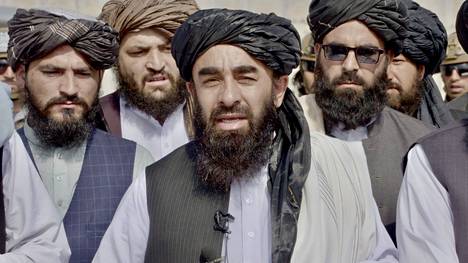 Afganistanin talebanien tiedottaja Zabihullah Mujahid väittää, että liike haluaa muutoksia valistamalla, ei väkivalloin. Antautuneiden ruumiit ja kumiraipalla hakattujen mustelmat kertovat toista.