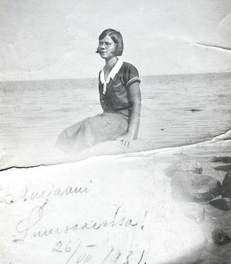 ”Nuori Sirkka Lautamies vietti kesät tätiensä hoivissa maalla. Tässä Lautamies vuonna 1931, jolloin hän oli 19-vuotias.”