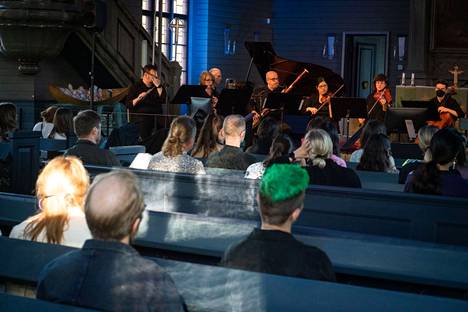 Yhdysvaltalainen Talea Ensemble esitti Julius Eastmanin sävellyksen Femenine Musiikin aika -festivaalilla Viitasaaren kirkossa.