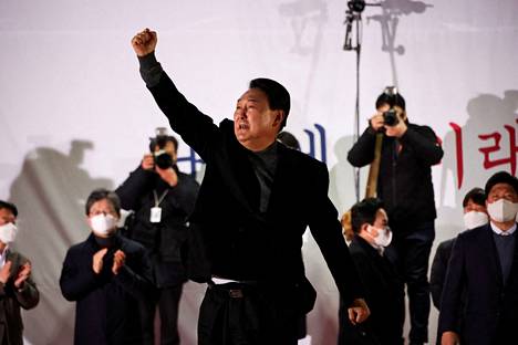 Oppositiopuolueen ehdokas, konservatiivinen Yoon Suk-yeol villitsi kannattajiaan Soulissa tiistaina. 
