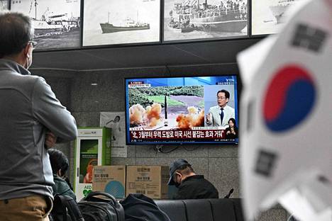 Ulleungin saarella Etelä-Koreassa katsottiin uutislähetystä Pohjois-Korean ohjuskokeista 3. marraskuuta.