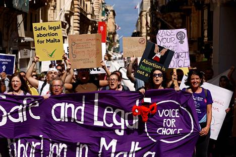 Maltalaiset osoittivat mieltään aborttikieltoa vastaan Maltan pääkaupungissa Vallettassa syyskuussa.